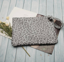 Load image into Gallery viewer, Olivia Wristlet
