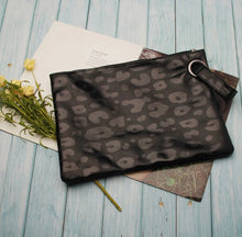 Load image into Gallery viewer, Olivia Wristlet
